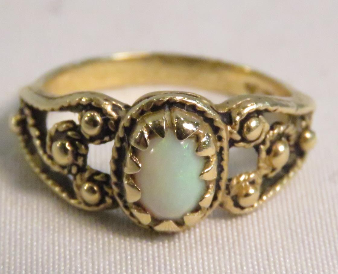 14k Gold Ring with Opal size 6 1/2, 3.2gtw