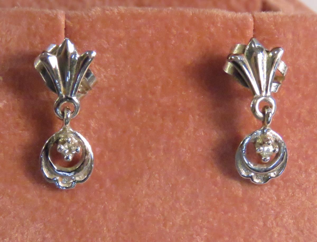 14kt white gold pierced earrings with diamonds