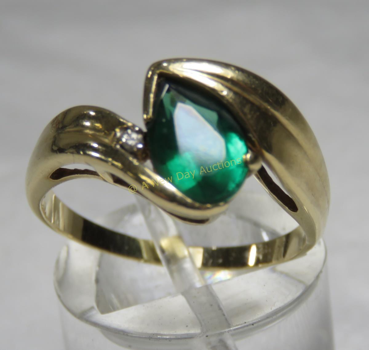 14kt gold ring with pear cut emerald & diamond