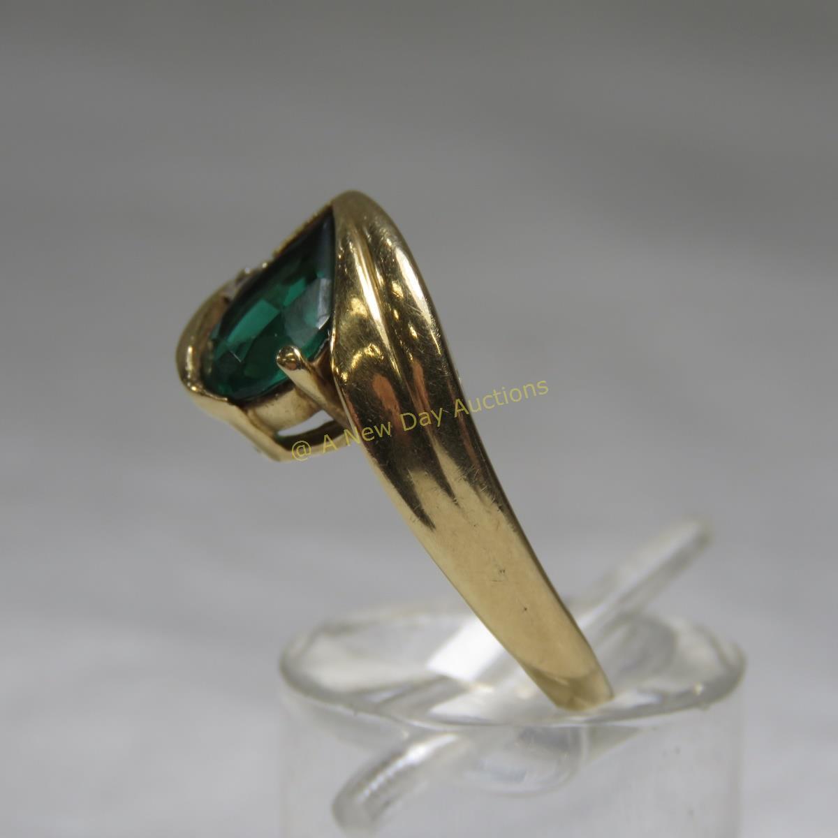 14kt gold ring with pear cut emerald & diamond