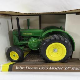 Ertl John Deere 1953 Model "D" tractor with box