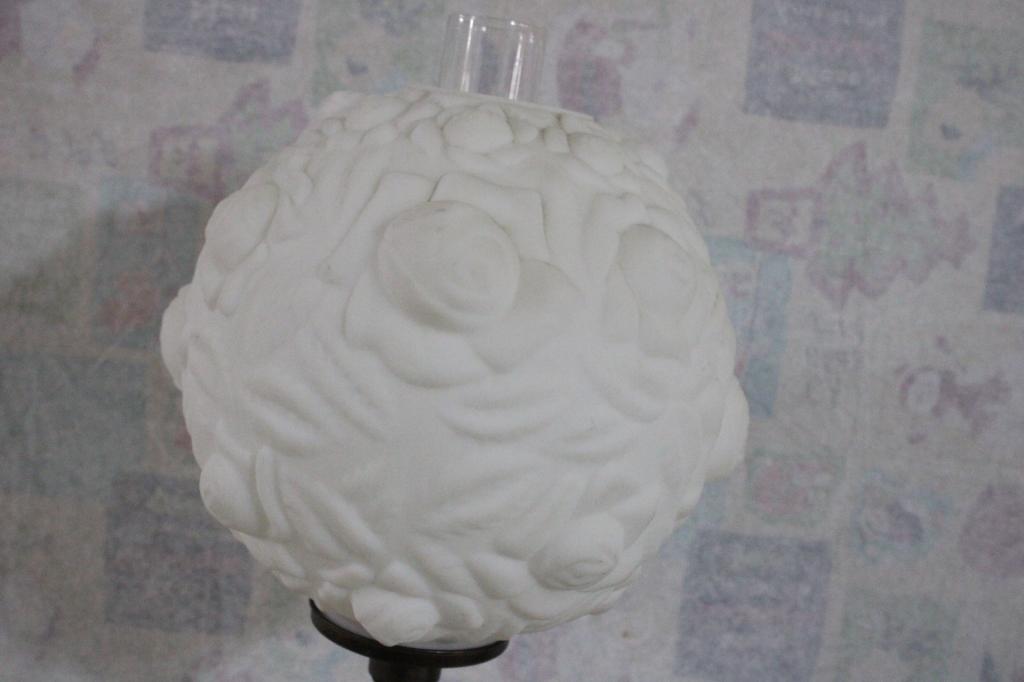 Fenton Puffed Rose 3 Globe Lamp