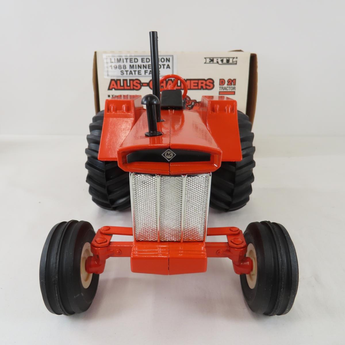 Allis Chalmers D-21 & Farmall F-20 Tractors 1:16