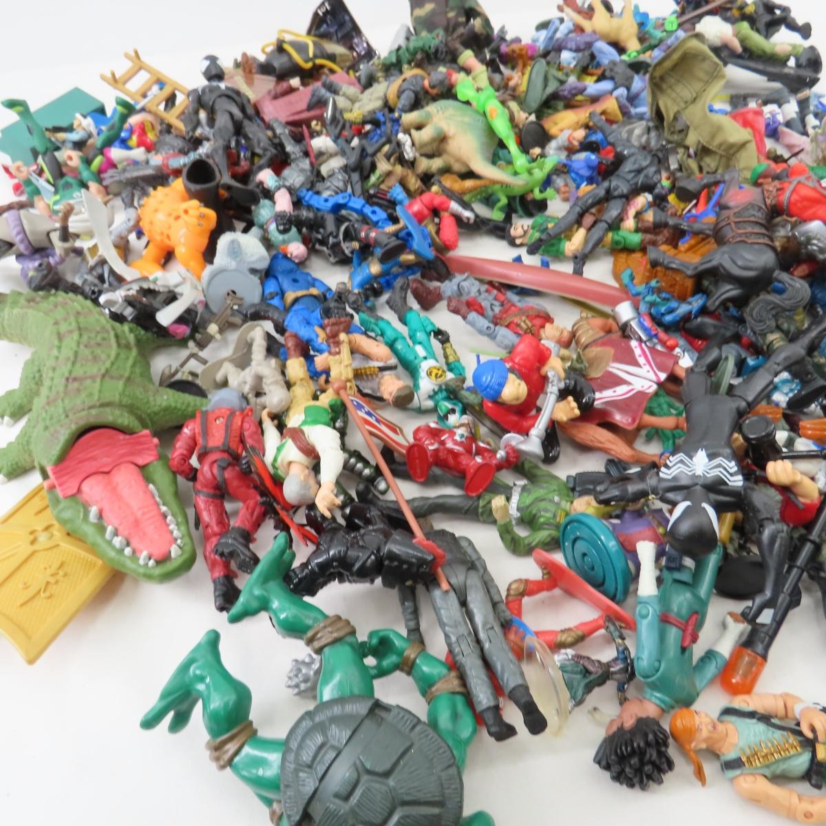 Mixed loose action figures & accessories