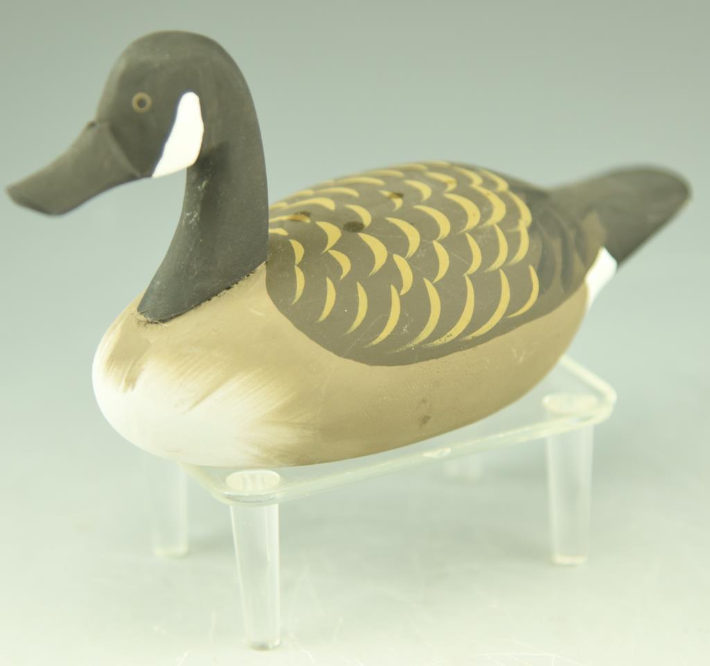 Lot 3487A - Pair of Capt. Roger Urie Rock Hall MD miniature Canada Geese signed