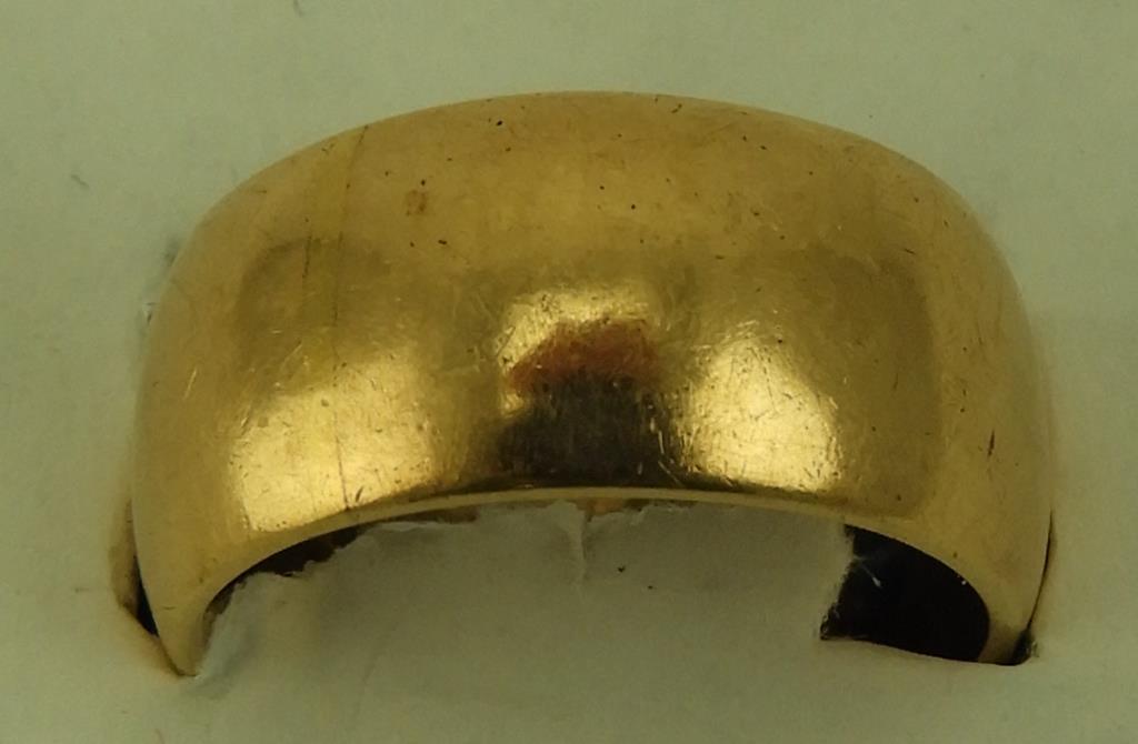 Lot 1613 - 14k gold wedding band: weight of 8 dwt