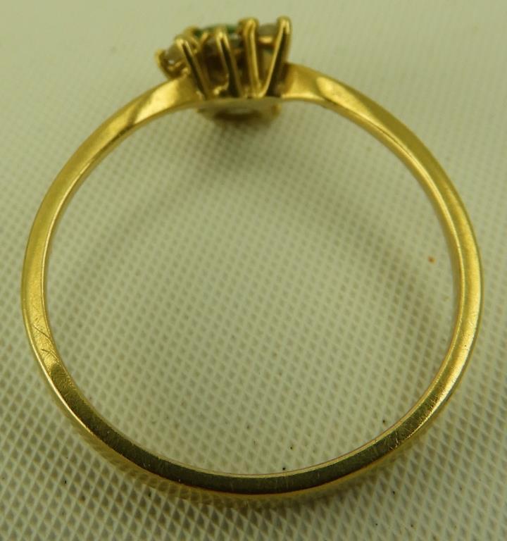 Lot 1615 - 18k gold ring with green and clear stones: weight of 1.3 dwt