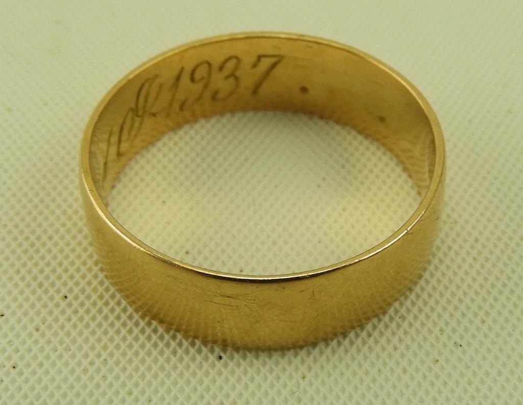 Lot 1619 - 18k gold wedding band: weight of 2.1 dwt