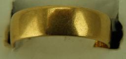 Lot 1619 - 18k gold wedding band: weight of 2.1 dwt