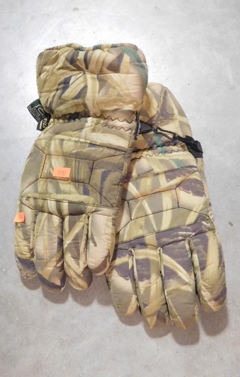 Lot #300 - A pair of Gor-Tex Gloves, A Hand Muff, A pair of Gor-Tex Browning Hydro Fleece Bibs,