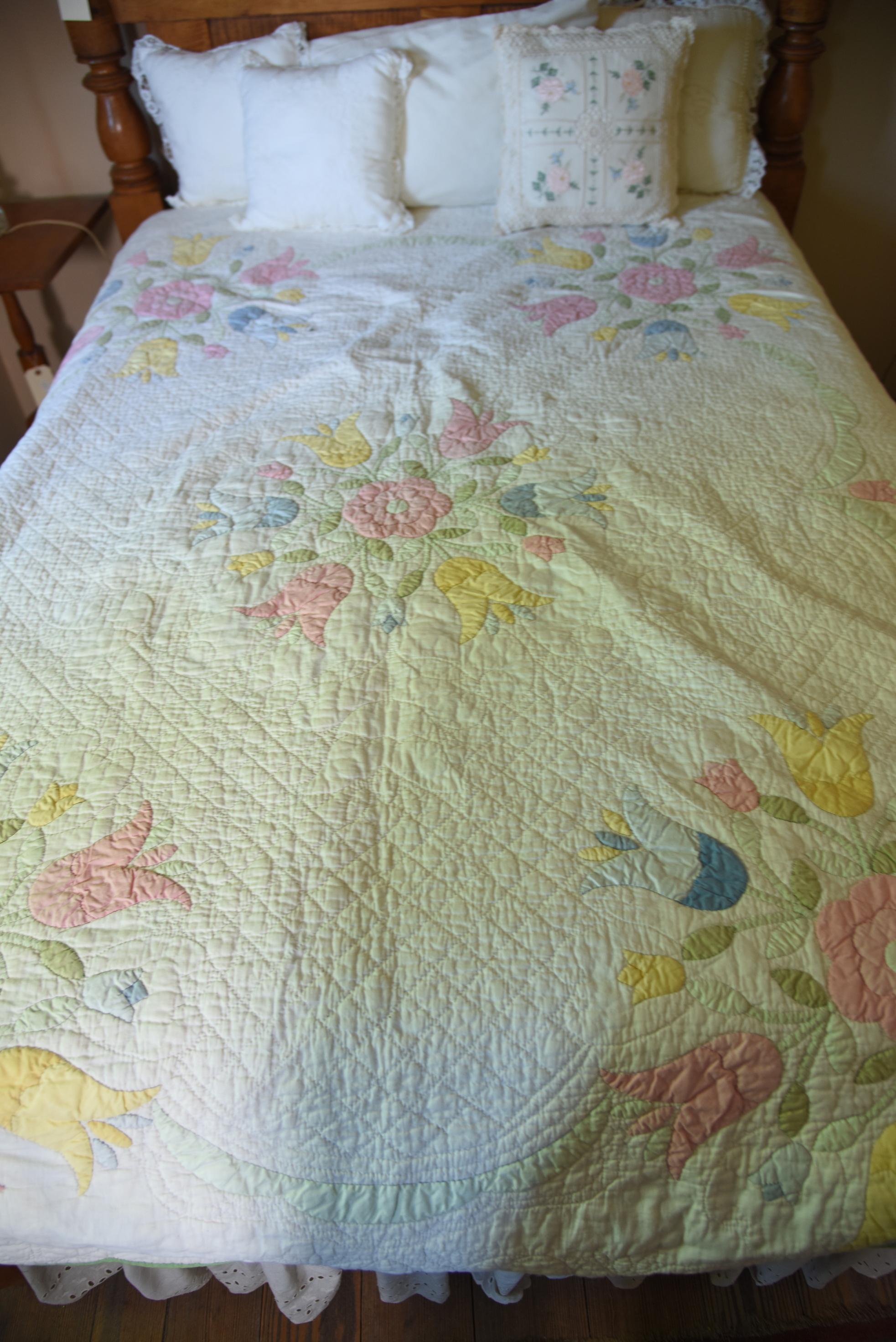 Lot #549 - Antique floral tulip & flower applique hand sewn quilt (72” x 80”) excellent condition