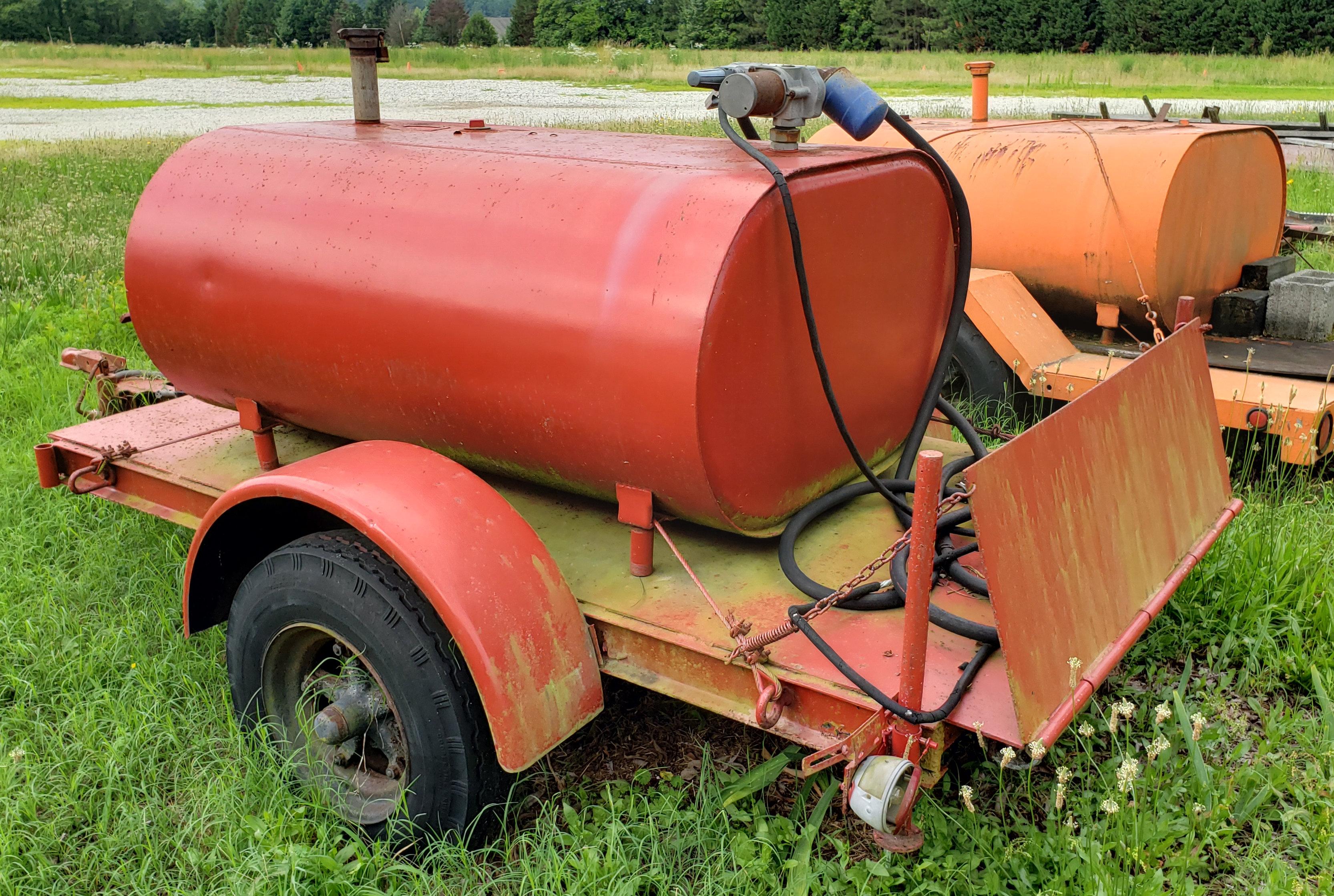 Red Farm Trailer with 275 Gal +/- Fuel tank Note: The trailer toung is missing the mechanism