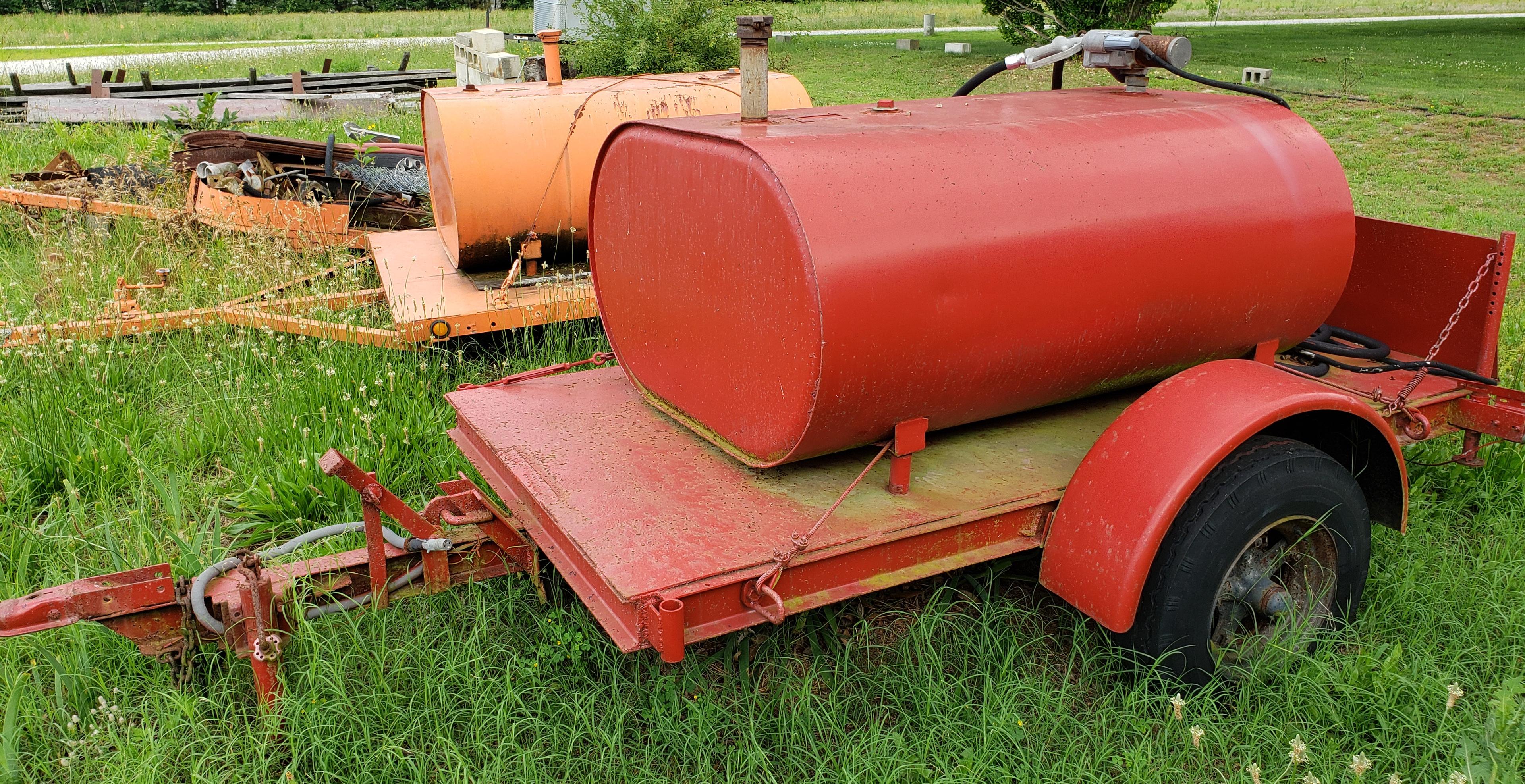 Red Farm Trailer with 275 Gal +/- Fuel tank Note: The trailer toung is missing the mechanism