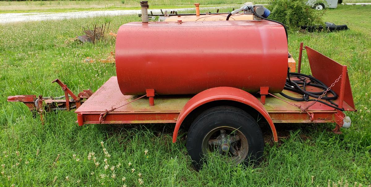 Red Farm Trailer with 275 Gal +/- Fuel tank Note: The trailer toung is missing the mechanism