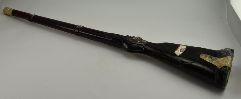 Lot #16 - Super Cool Giunti & C. Monticello Italian Red Tuscan Table Wine in glass figural rifle