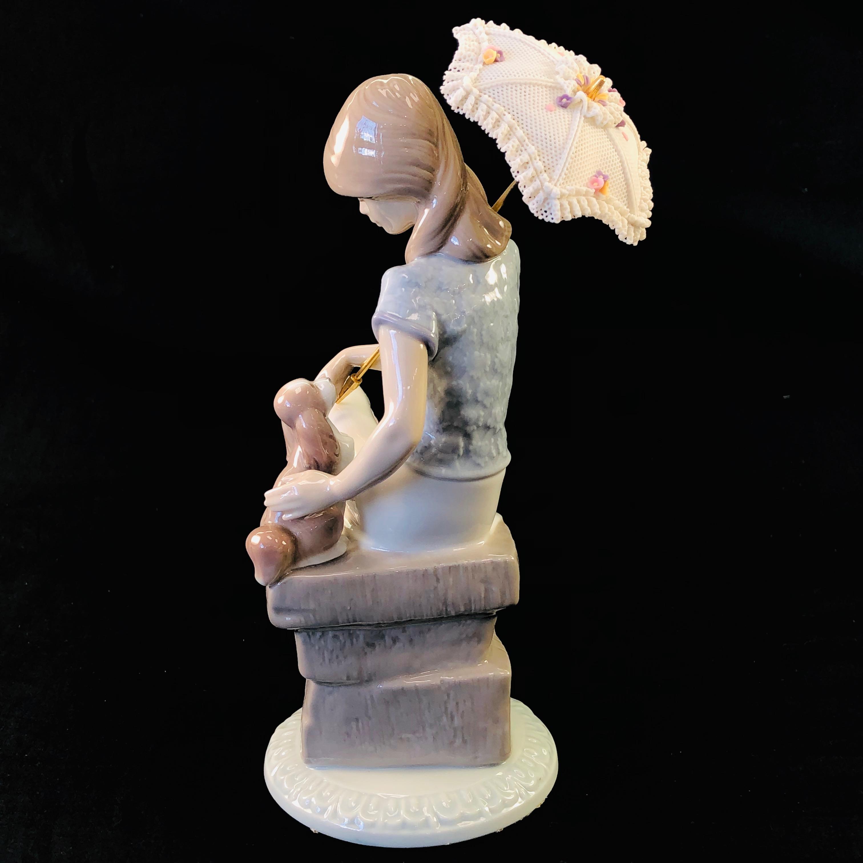 Estate Lladro #7612 "Picture Perfect" porcelain figurine with original box