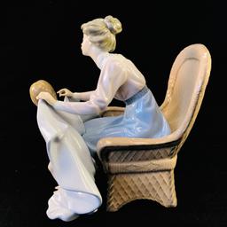 Estate Lladro #5715 "Mommy It's Cold" porcelain figurine with original box