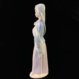 Estate Lladro #4650 "Girl with Calla Lilies" porcelain figurine with original box