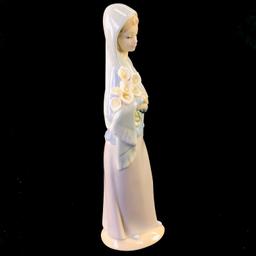 Estate Lladro #4650 "Girl with Calla Lilies" porcelain figurine with original box