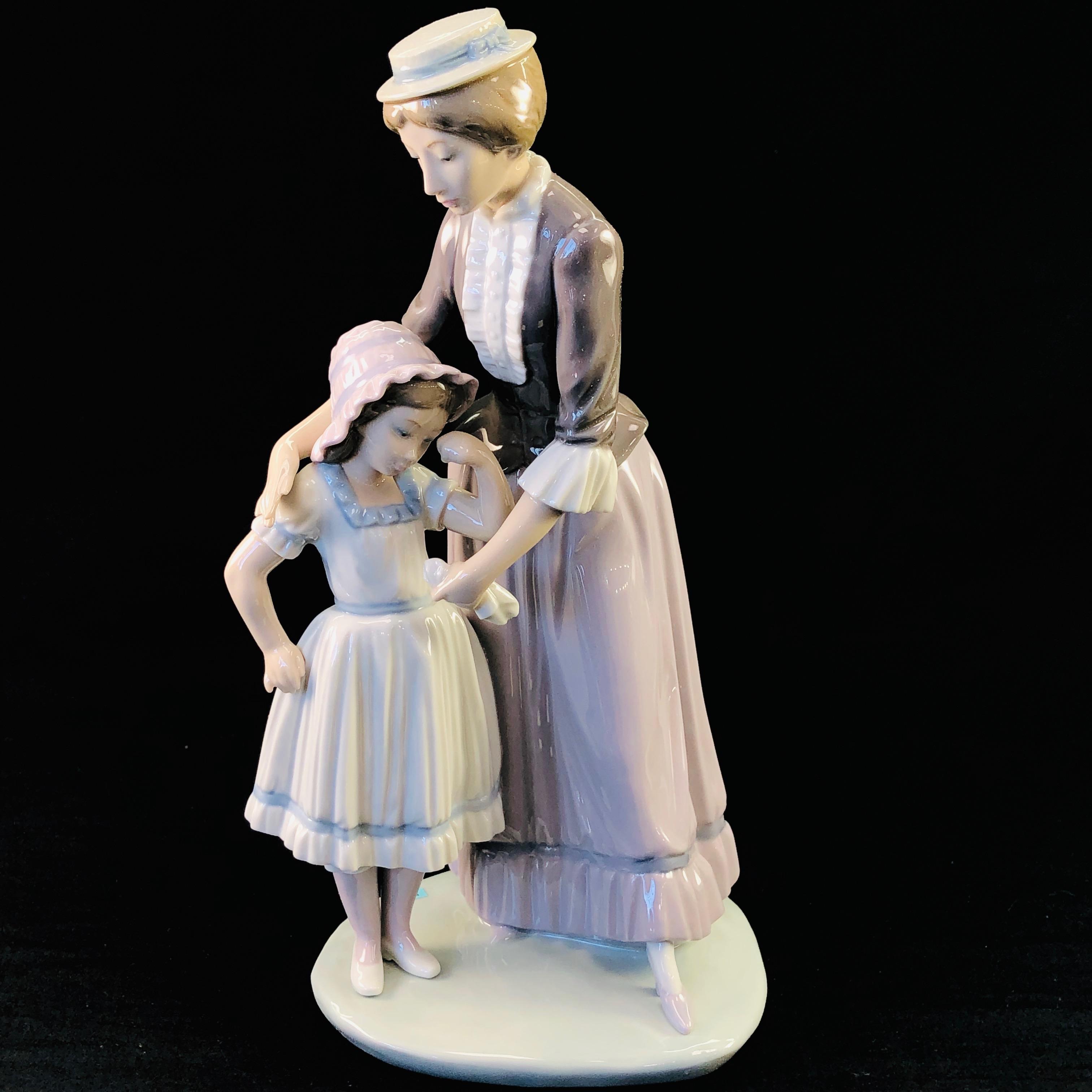 Estate Lladro #5142 "Comforting Her Daughter" porcelain figurine with original box