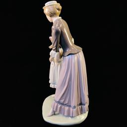 Estate Lladro #5142 "Comforting Her Daughter" porcelain figurine with original box