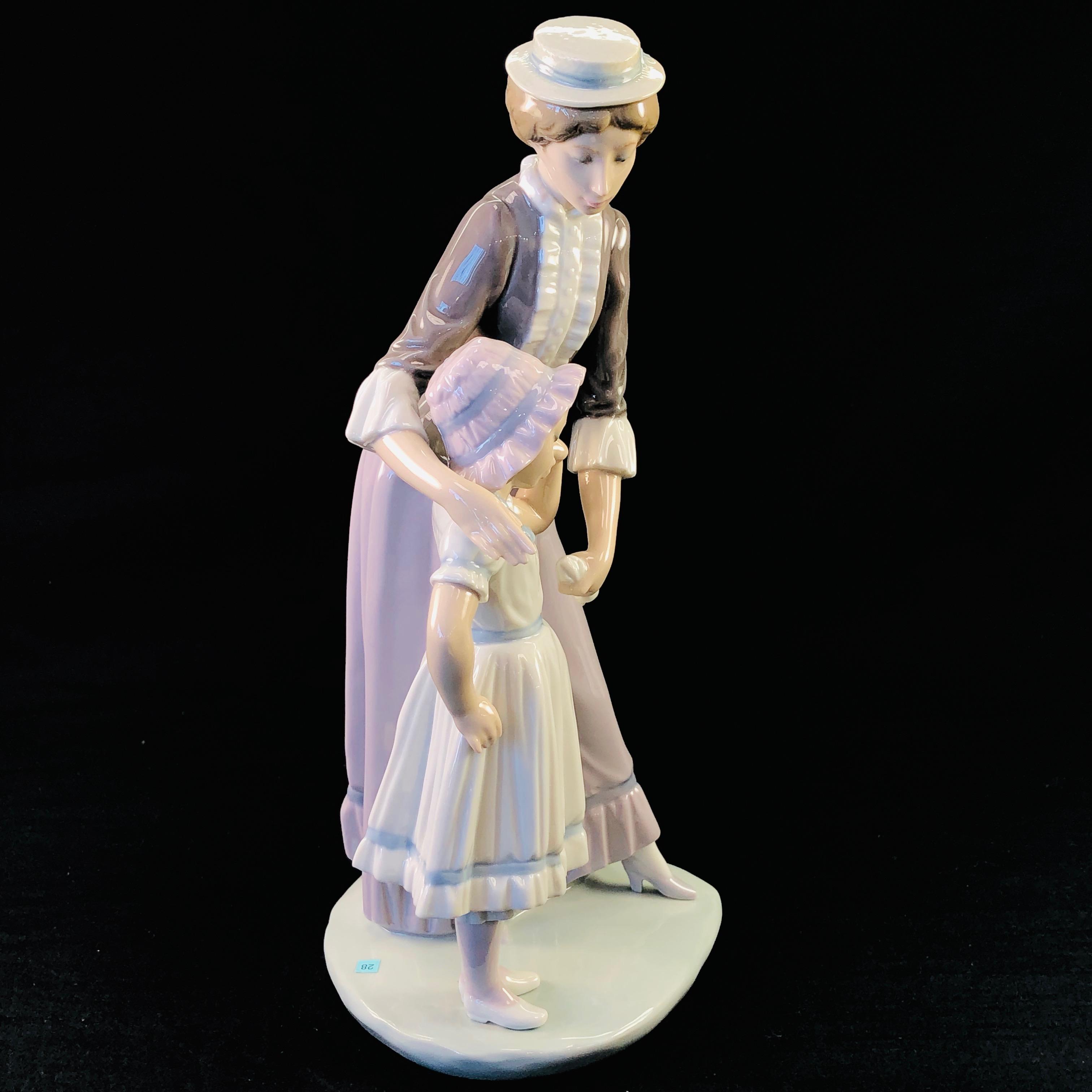 Estate Lladro #5142 "Comforting Her Daughter" porcelain figurine with original box