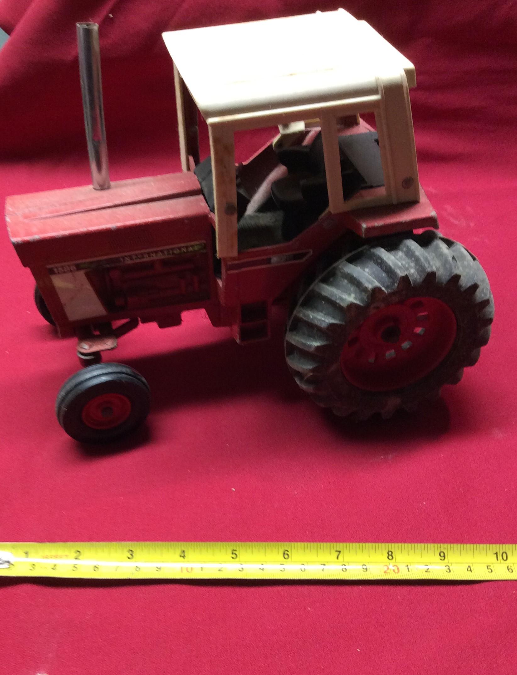 International 1586 Tractor With Cab   1/16