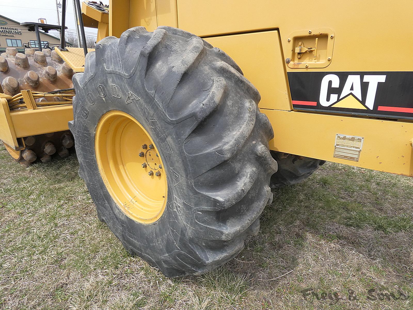 1992 Cat CP563 Padfoot Vibratory Compactor, SN:1YJ00282, ROPS, 23.1x26 Tire