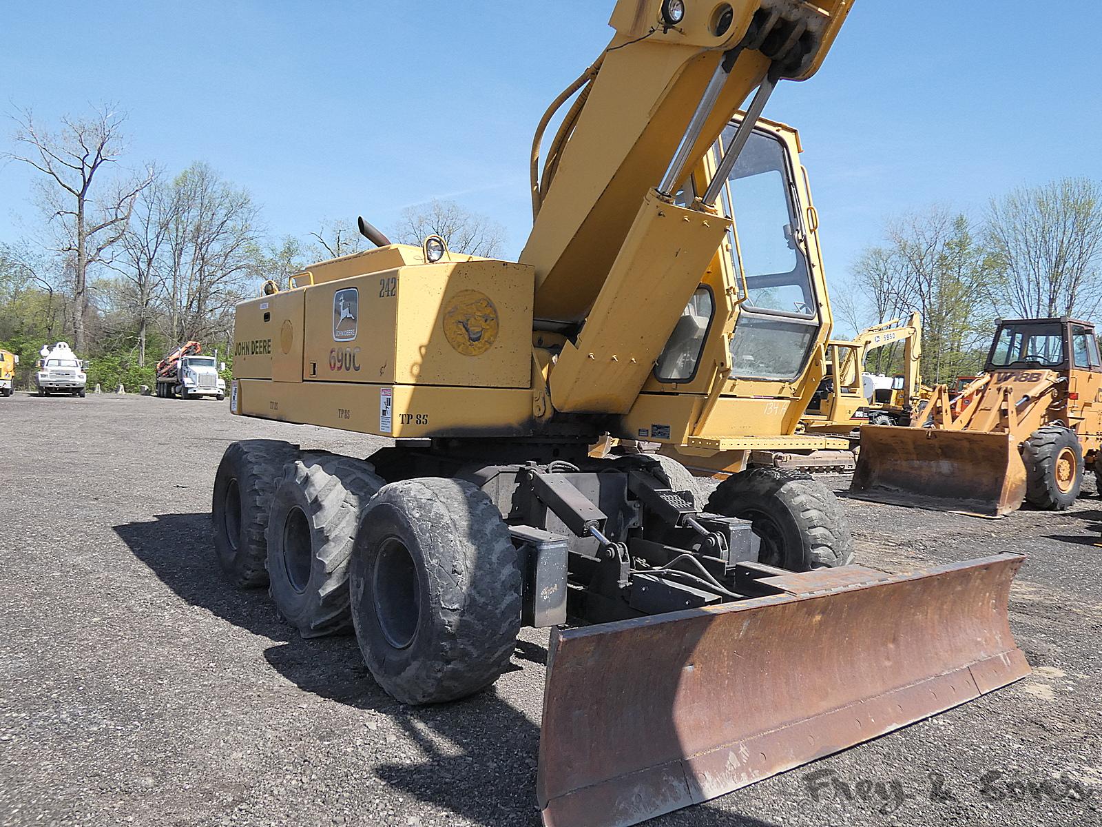 1986 John Deere 690C RT Excavator, SN:511369, Aux. Hyd., QT Bucket, 6 Way B