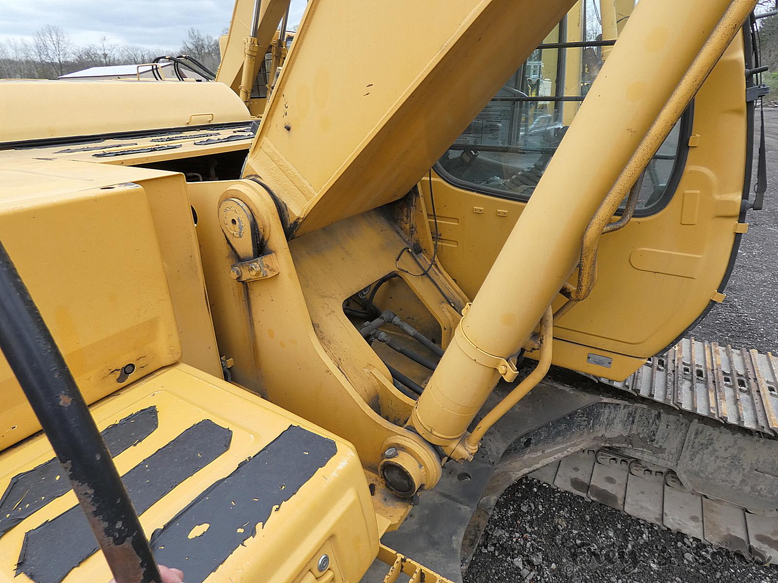 John Deere 230LC Hydraulic Excavator, SN:601039, JRB Qt 48'' Bucket, 10,565