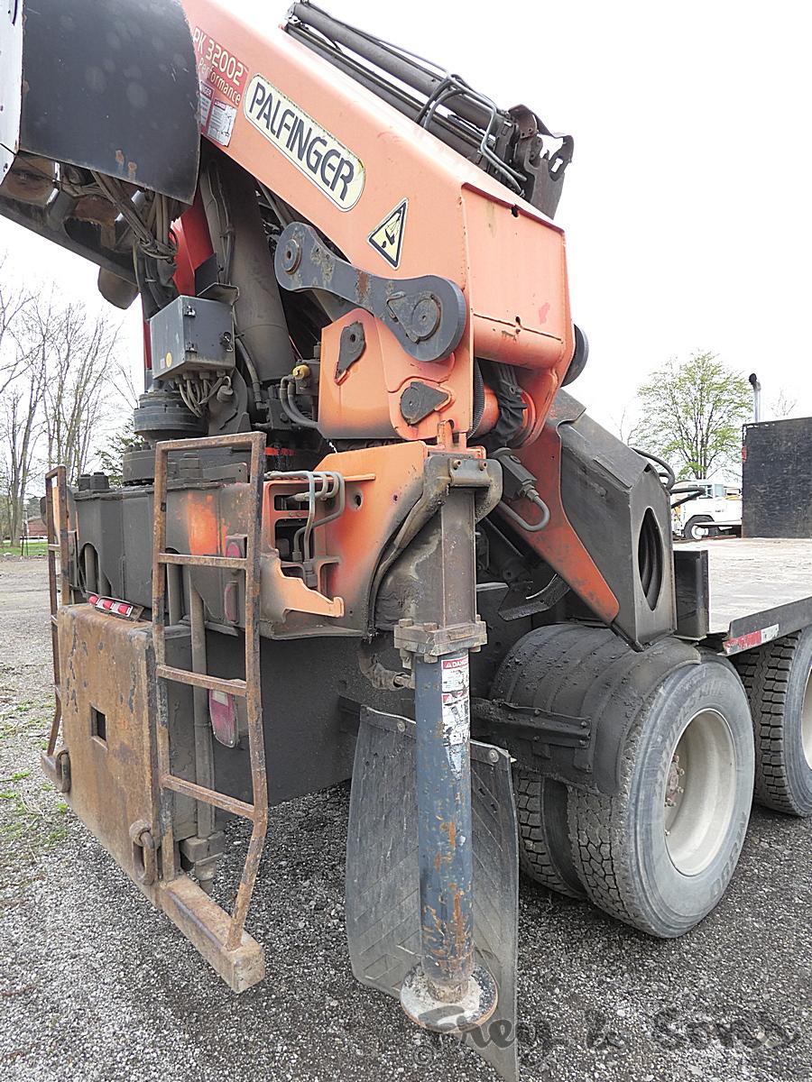 2000 Kenworth T800 Knuckleboom Flatbed Triaxle Truck, SN:1XKDD09X3YJ842556,