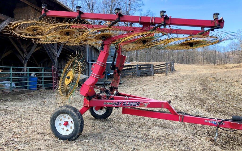 Ogden Hybrid Hay Runner 10 Wheel V Rake, Pull type with hydraulic controls, super nice late model