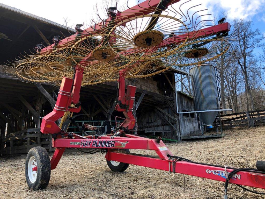 Ogden Hybrid Hay Runner 10 Wheel V Rake, Pull type with hydraulic controls, super nice late model