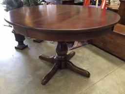 Round Pedestal Table w/2 leaves