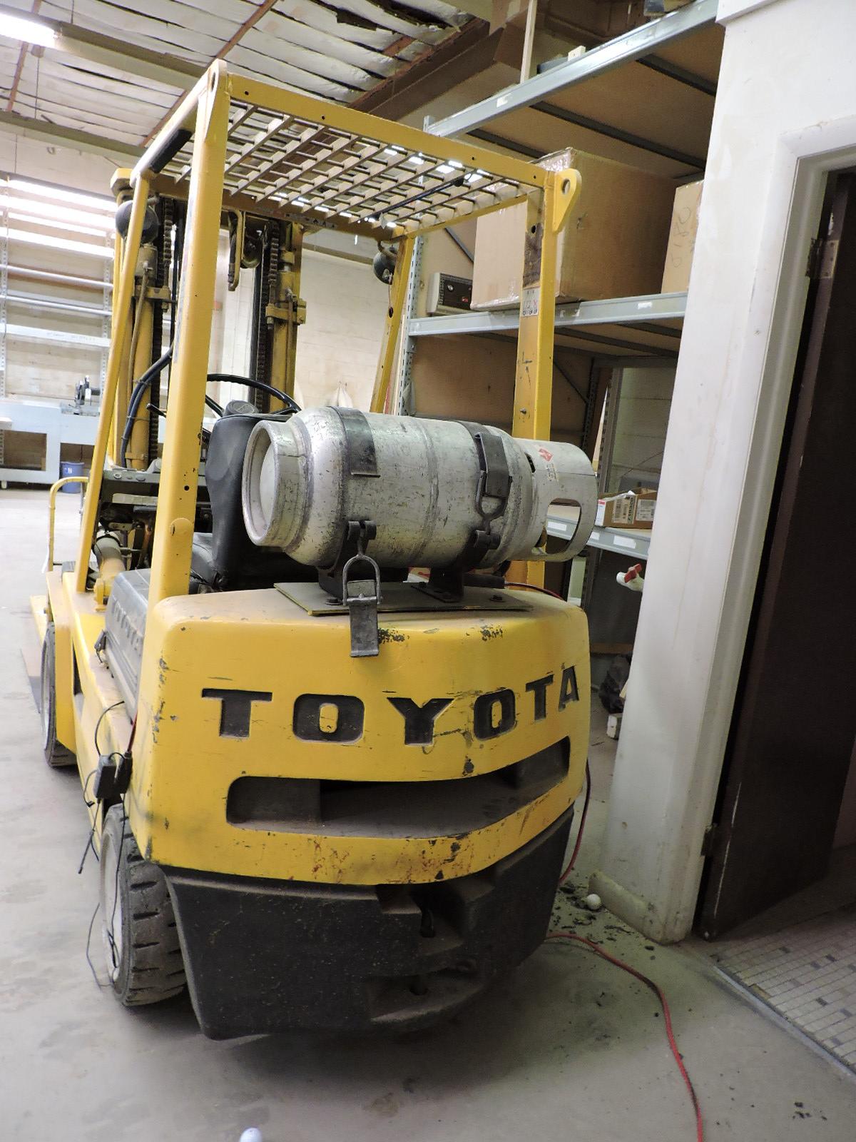 Toyota Forklift - Propane Model: 2-4FG25. Runs and Functions