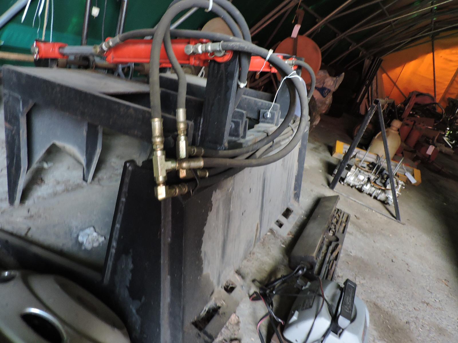 Hydraulic Grapple Bucket for Skid Steer - Fits on the BOBCAT in Lot 8