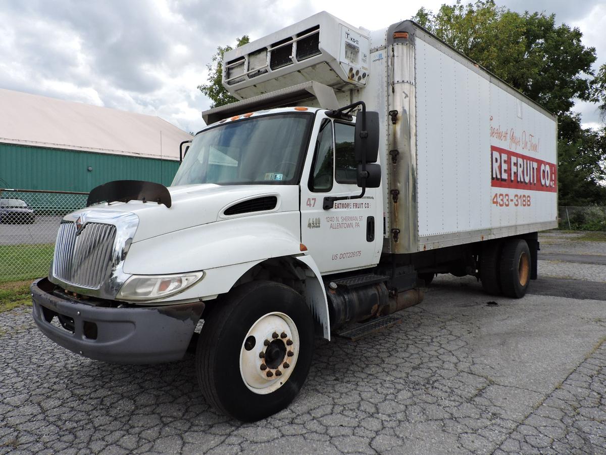 2003 International 4400 Regular Cab REEFER BOX TRUCK / Diesel - Auto