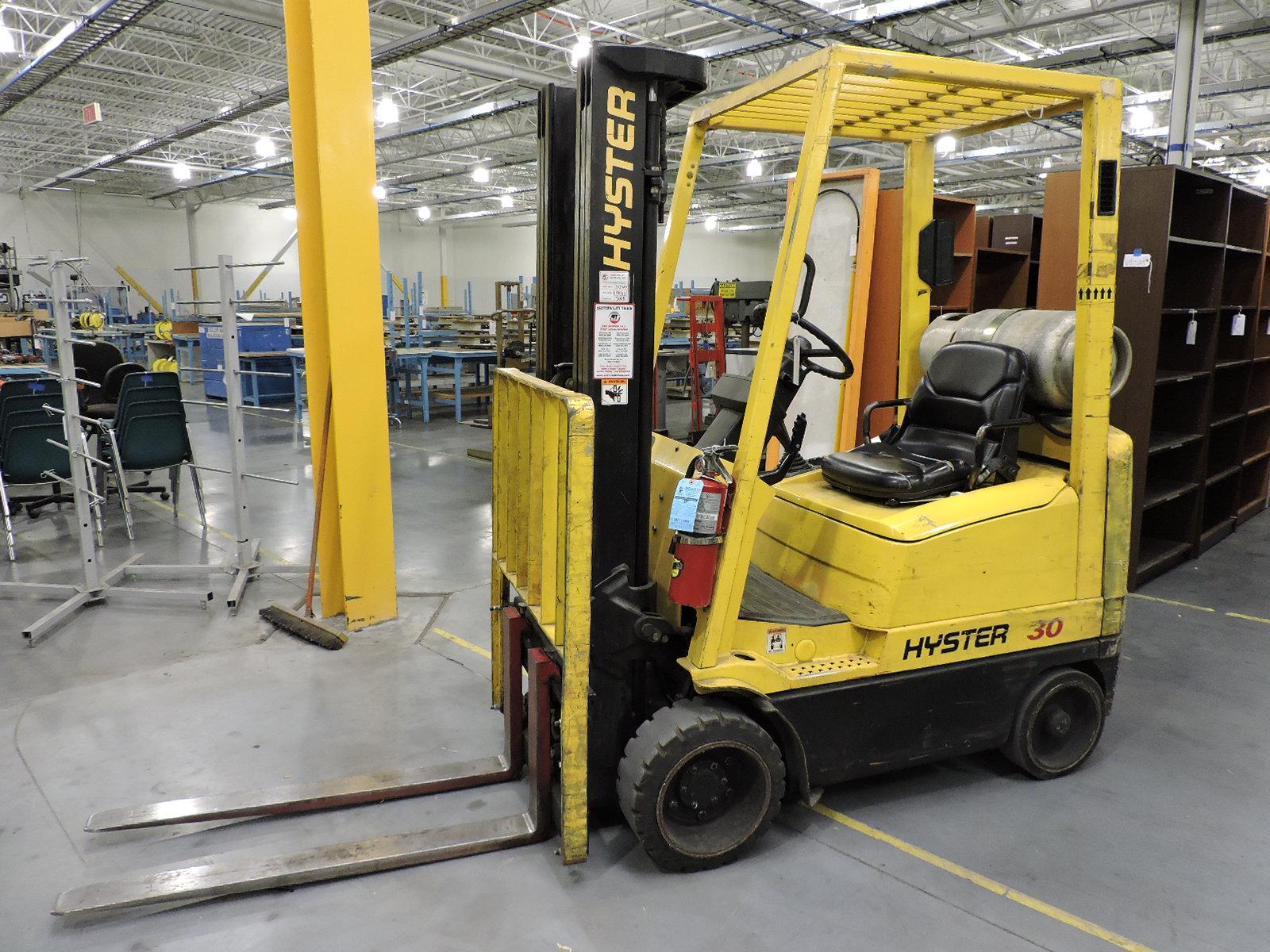 HYSTER 30 Triple-Mast Propane Forklift with Side Shift