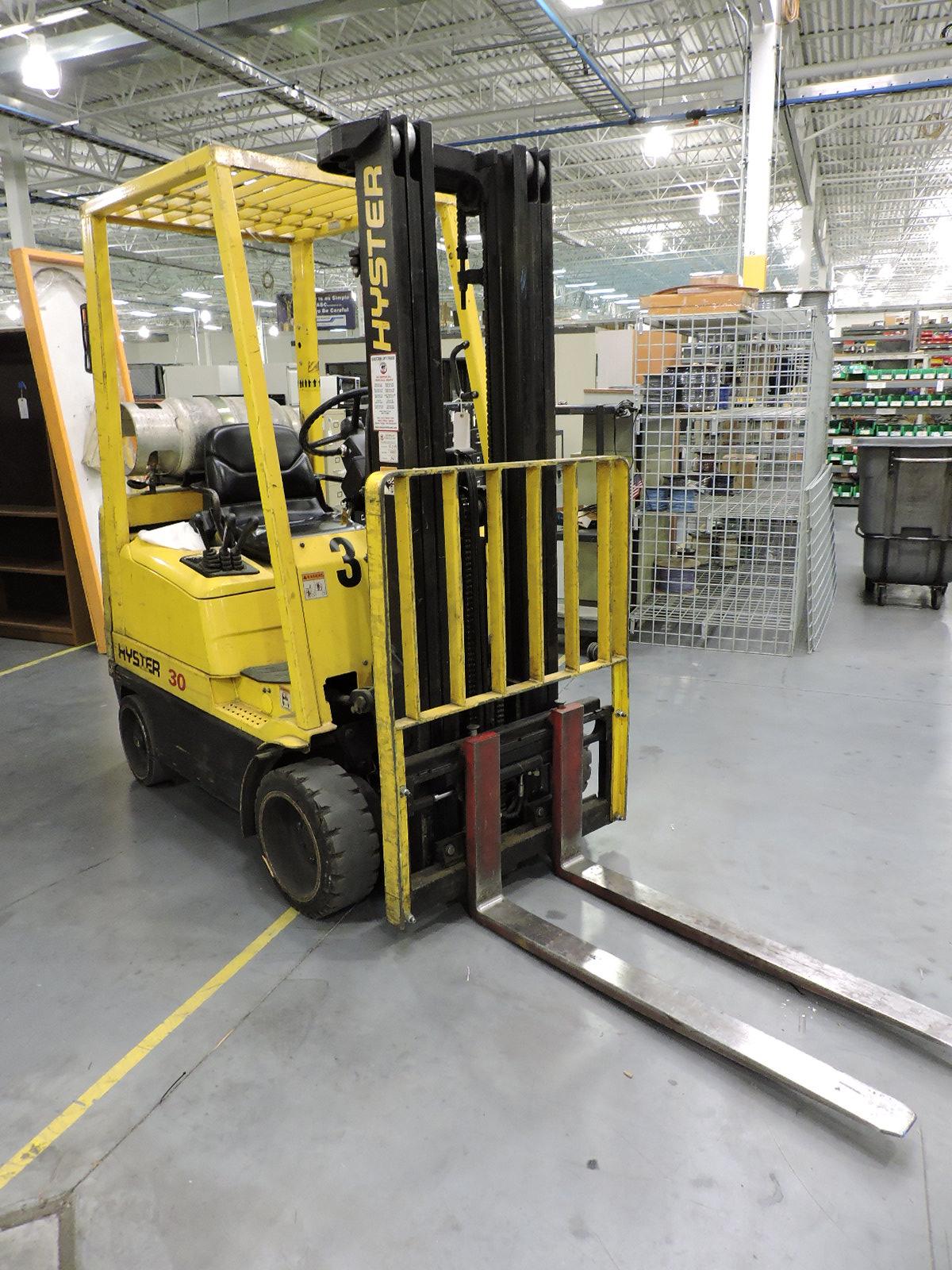 HYSTER 30 Triple-Mast Propane Forklift with Side Shift