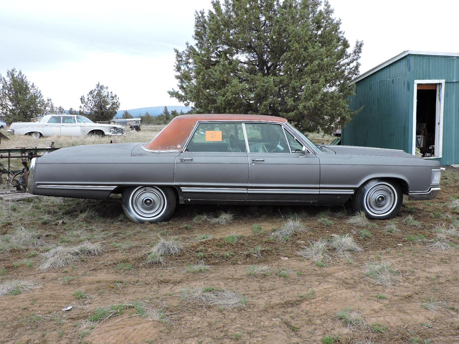 1967 Chrysler Imperial  LeBaron Sedan with 440ci Wedge-Head / 350 HP