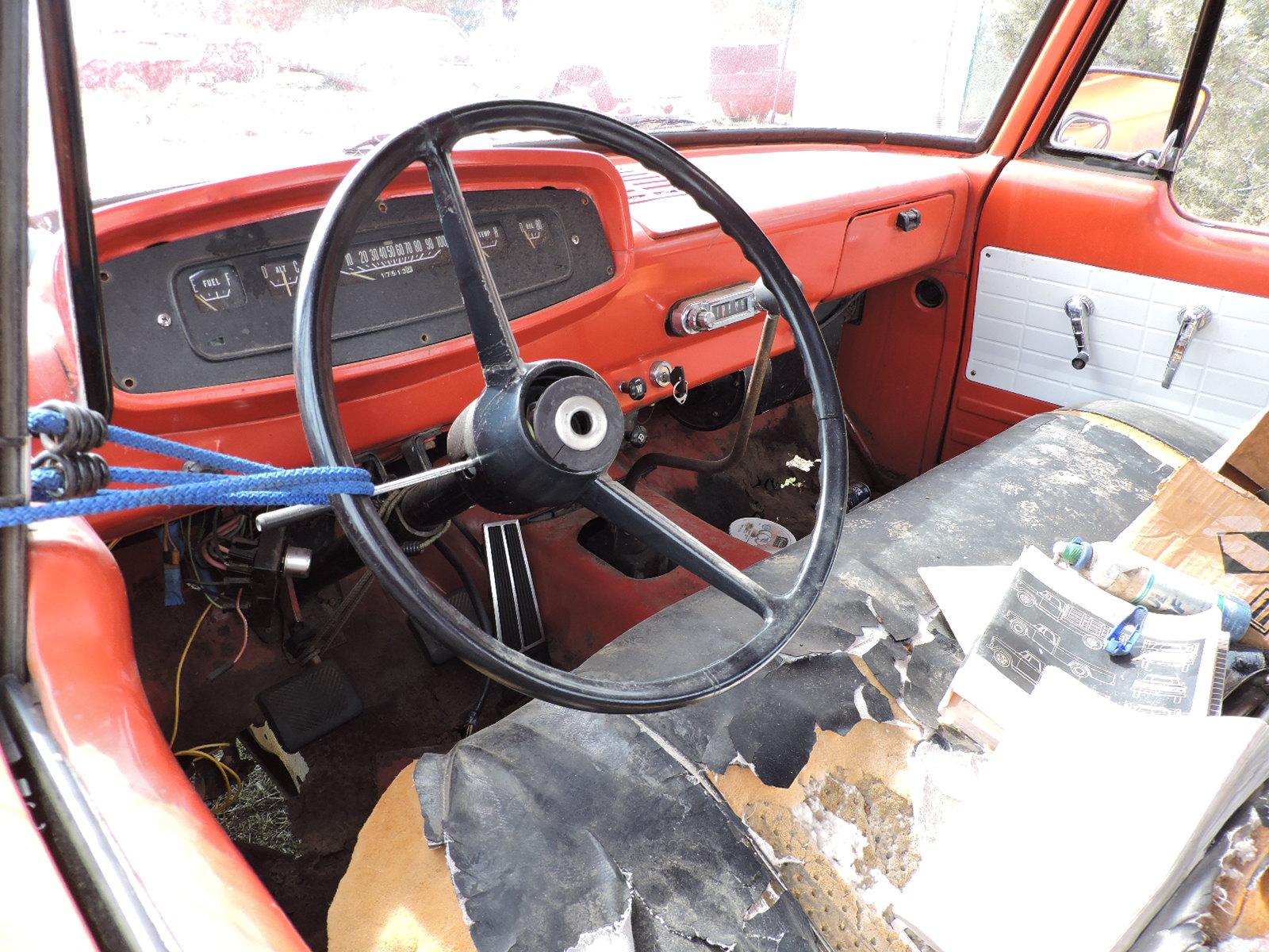 1965 Dodge D200 Pickup / 3-Speed Manual with 440 V8