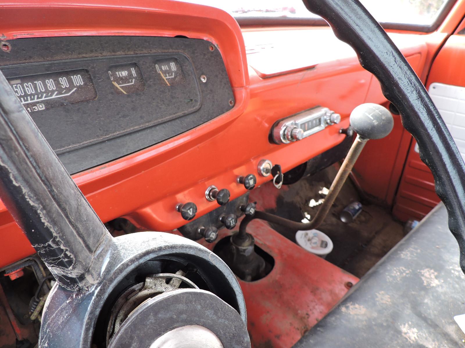 1965 Dodge D200 Pickup / 3-Speed Manual with 440 V8