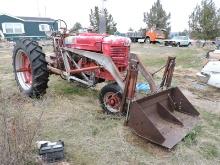 IH FARMALL - Model: 'M' Tractor with Loading Bucket