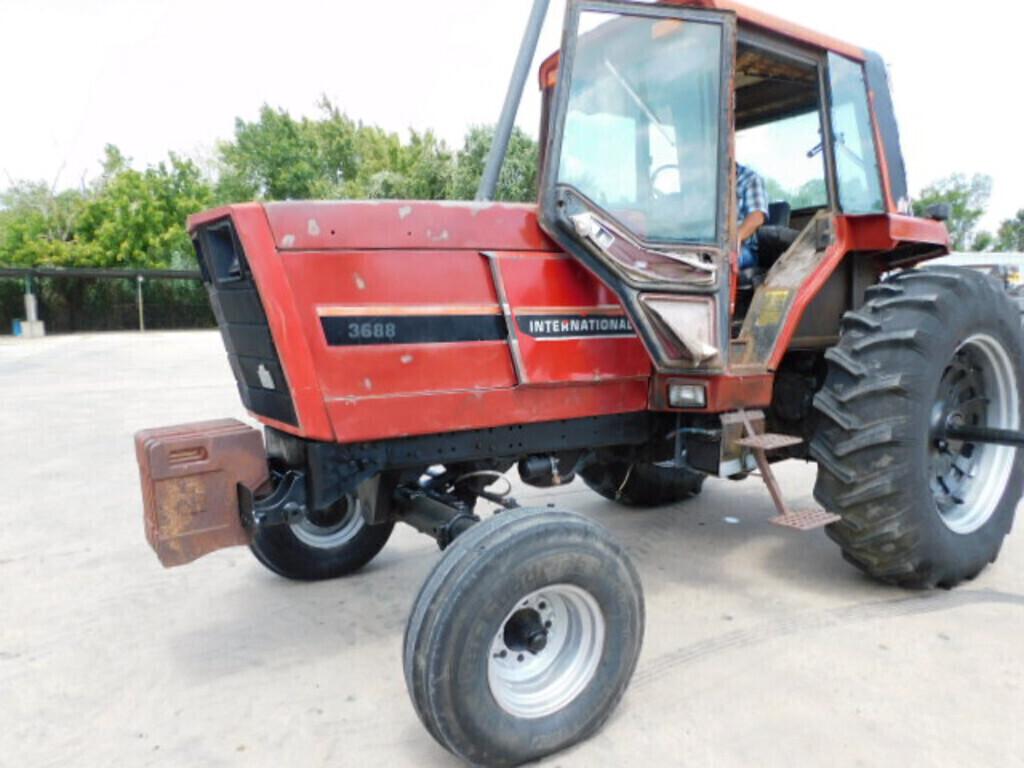 *SOLD* 3688 CASE IH DIESEL CAB FARM TRACTOR