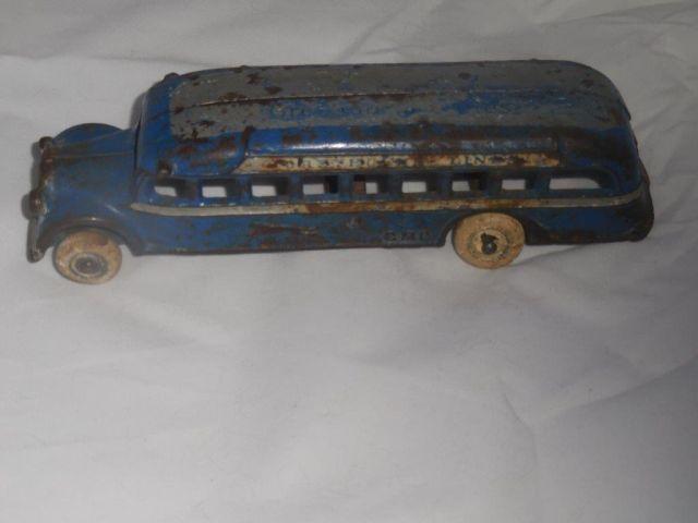 “Greyhound” Cast Iron Bus –loose wheel