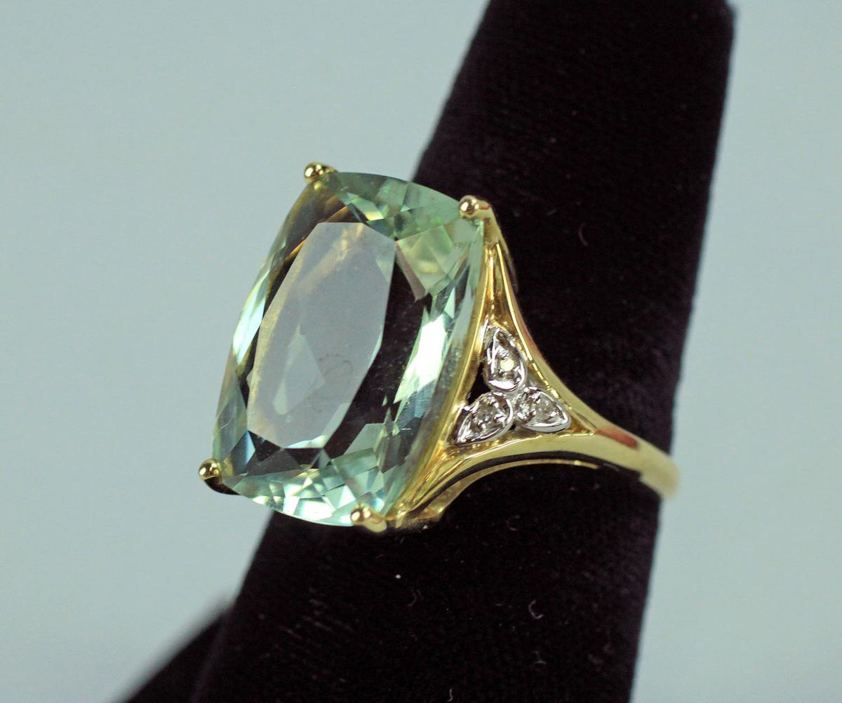 10K Gold Ring w/ Greenish Stone, Sz 8