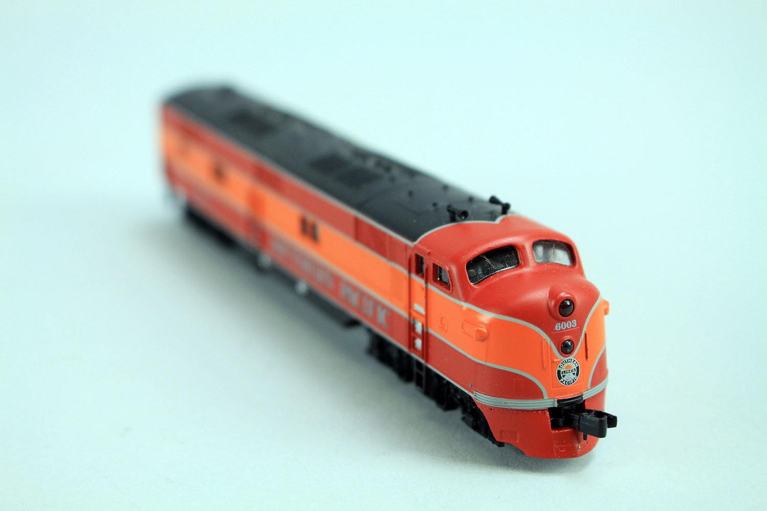 2 N Scale Life-Like Southern Pacific; SP#6003 Locomotive & SP #5900 Passenger Car