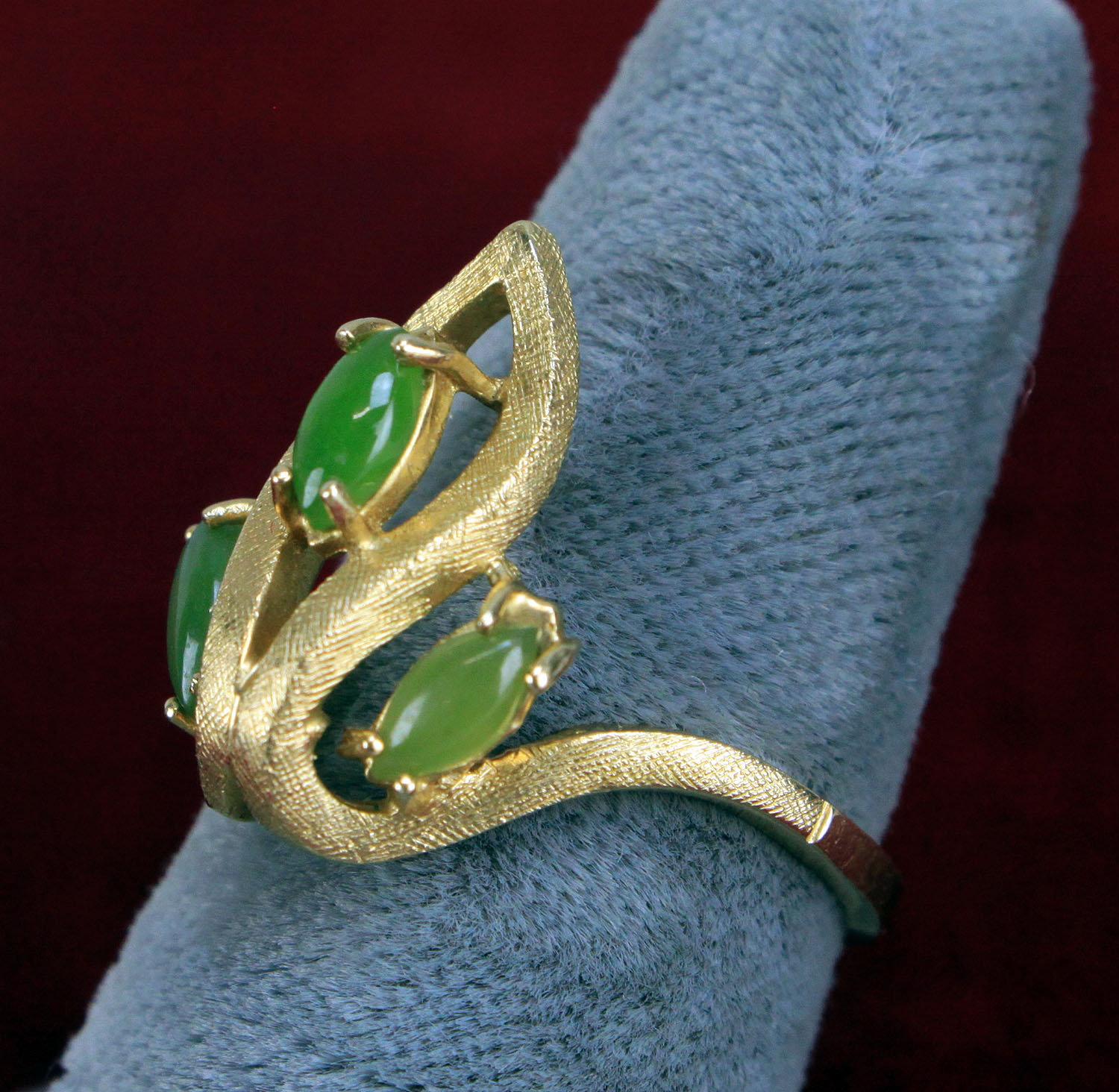 10K Gold Ladies Ring w/ Jade Colored Stones, Sz 6.5