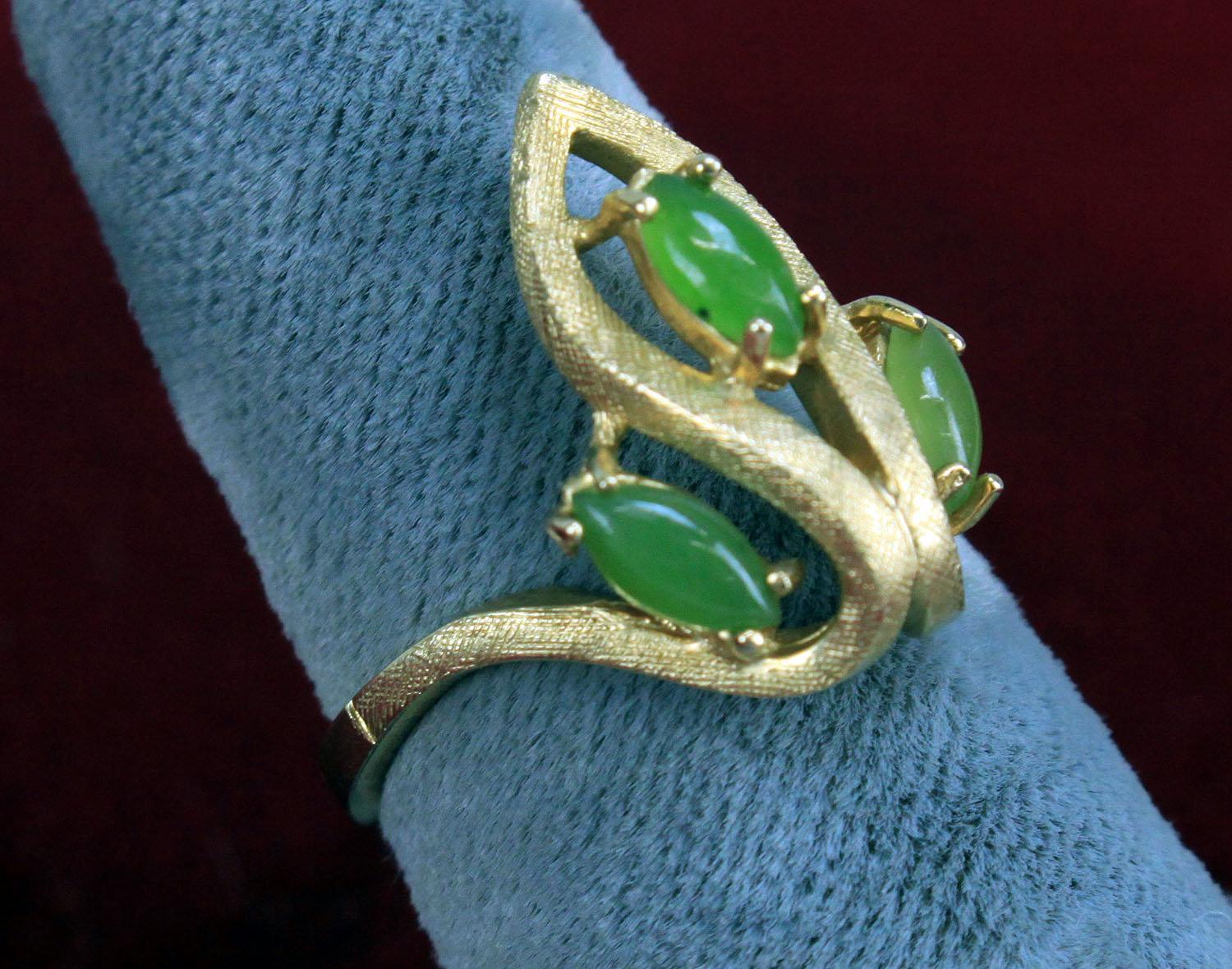 10K Gold Ladies Ring w/ Jade Colored Stones, Sz 6.5