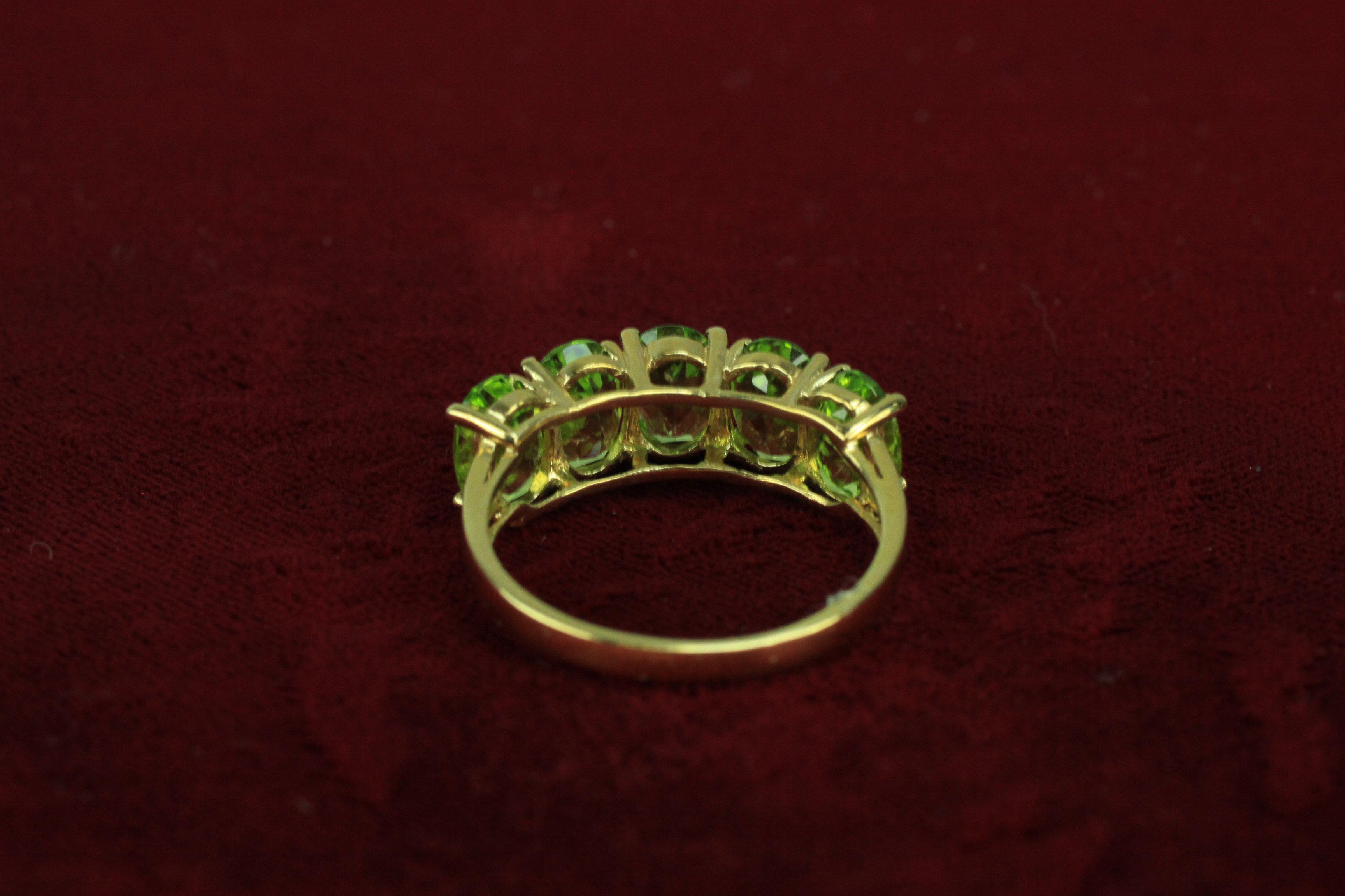 10K Gold Ladies Ring w/ Peridot Colored Stone, Sz 8